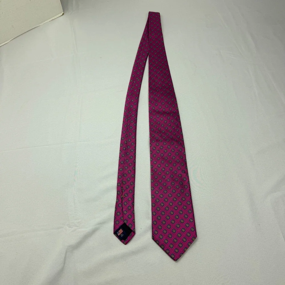 Holland & Sherry Necktie Mens 57x3.5 Magenta Pink Silk Geometric Medallion USA